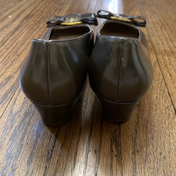Salvatore Ferragamo Brown-ish/Gray Bowed Flats with Small Heel - 7.5 - Picture 4 of 13